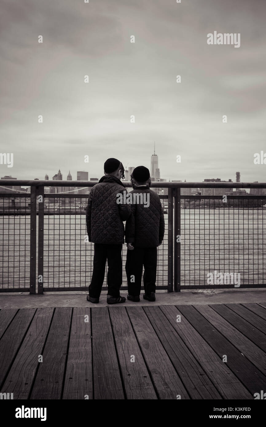 Junge orthodoxe Juden, Jungen vor der Skyline von New York, Williamsburg, Brooklyn, New York, USA Stockfoto