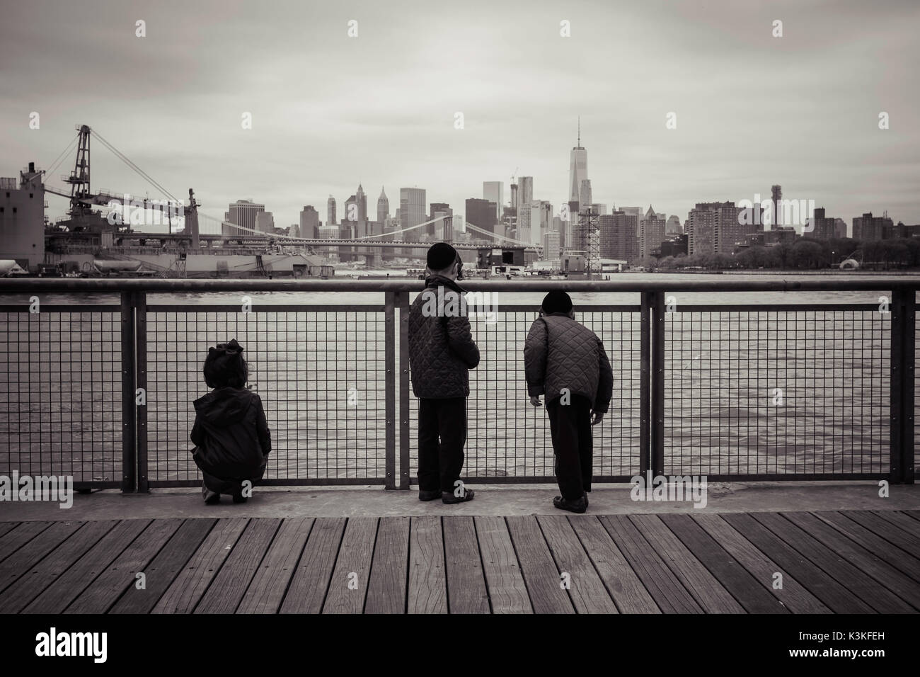 Junge orthodoxe Juden, Kinder vor der Skyline von New York, Williamsburg, Brooklyn, New York, USA Stockfoto