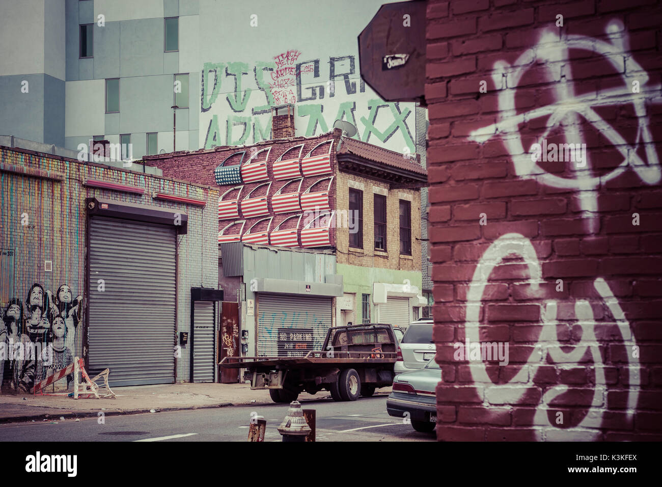 Auffällige auto Händler ad, Sterne und Streifen auto Türen in Williamsburg, Brooklyn, New York, USA Stockfoto