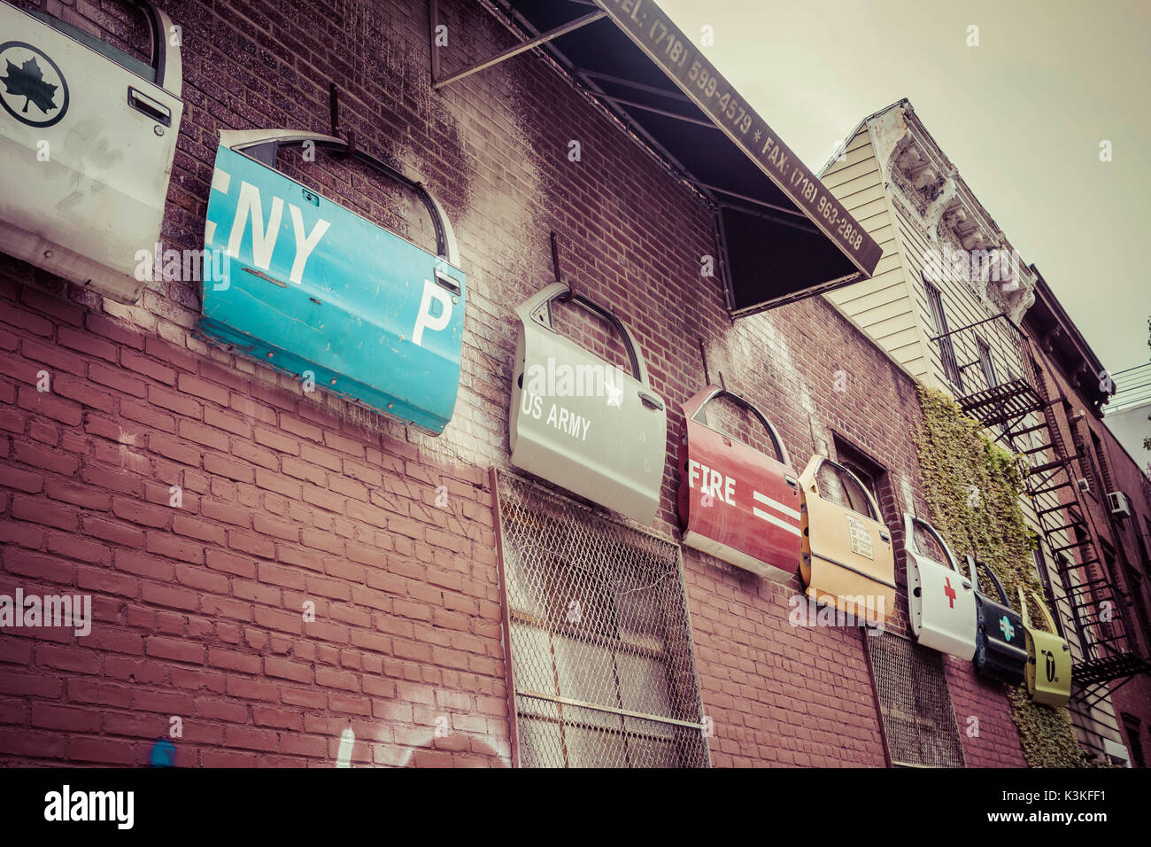 Auffällige auto Händler ad, öffentlicher Dienst auto Türen in Williamsburg, Brooklyn, New York, USA Stockfoto