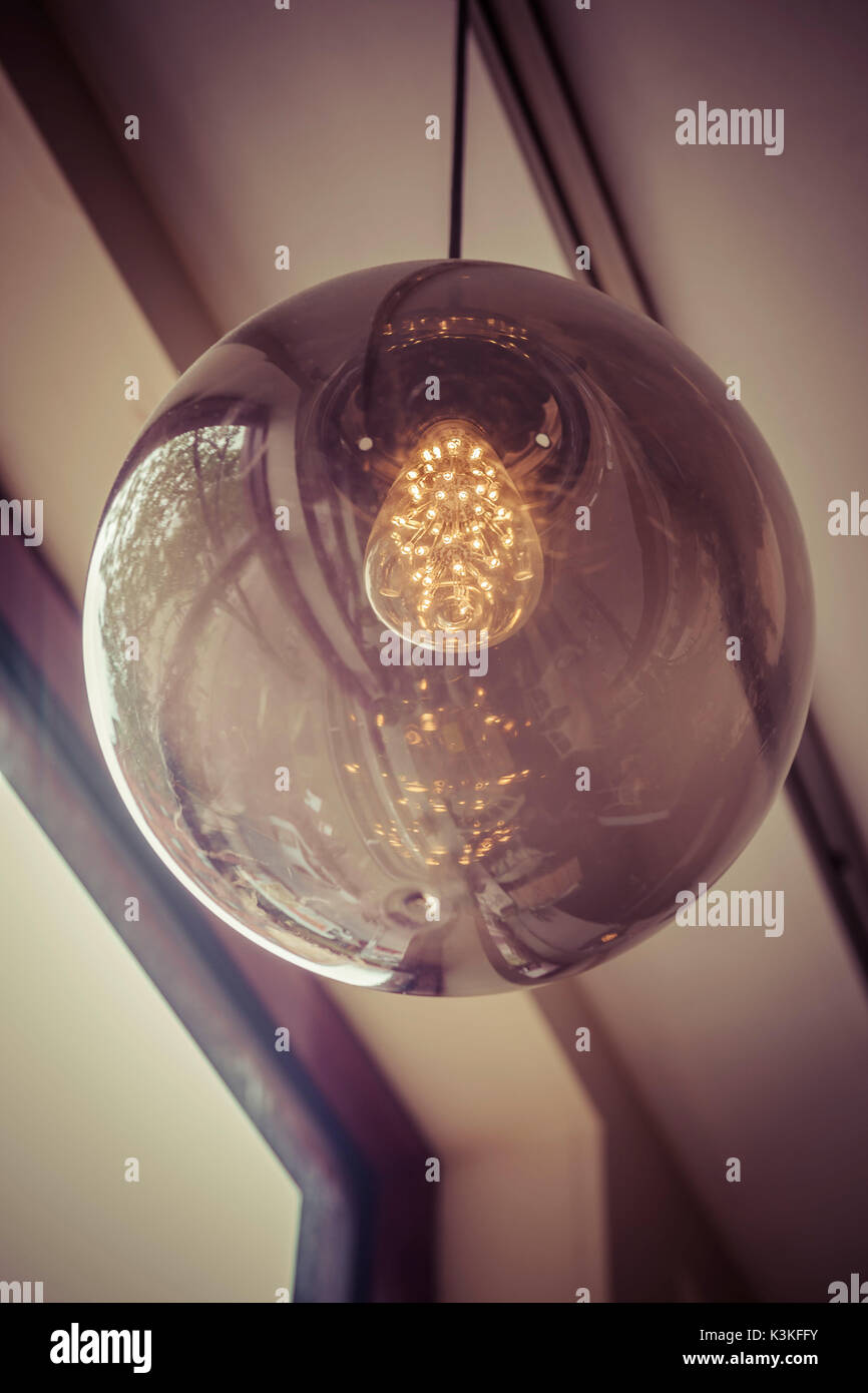 Lampe und elektrischen Glühbirne in Williamsburg, Brooklyn, New York, USA. Strom, Idee, 70th, Design, Dekoration, Licht Stockfoto
