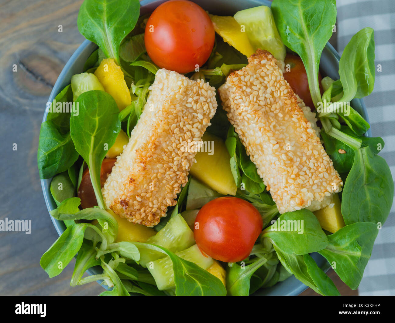 Gebackene Feta Käse in Sesam Kruste auf gemischter Salat mit Mango ...