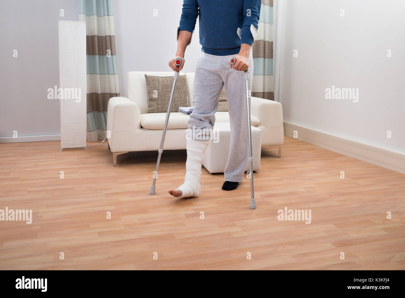 Niedrige Abschnitt eines behinderten Menschen mit Krücken zum Wandern Stockfoto