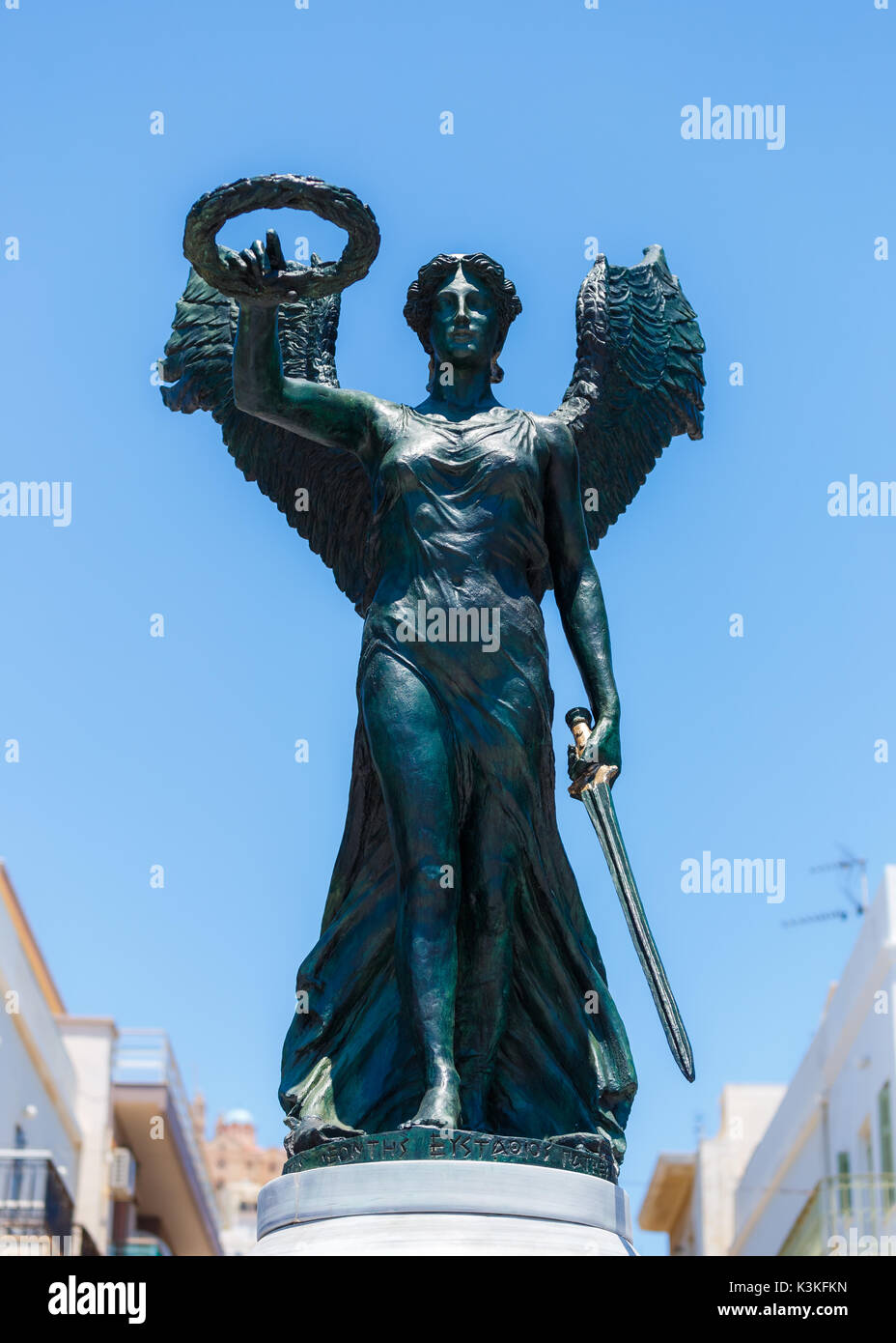 Die Statue des Sieges in Ermoupolis Stadt auf der Insel Syros, Griechenland vor blauem Himmel. Die Statue ist zu den nationalen Widerstand Griechenlands gewidmet Stockfoto