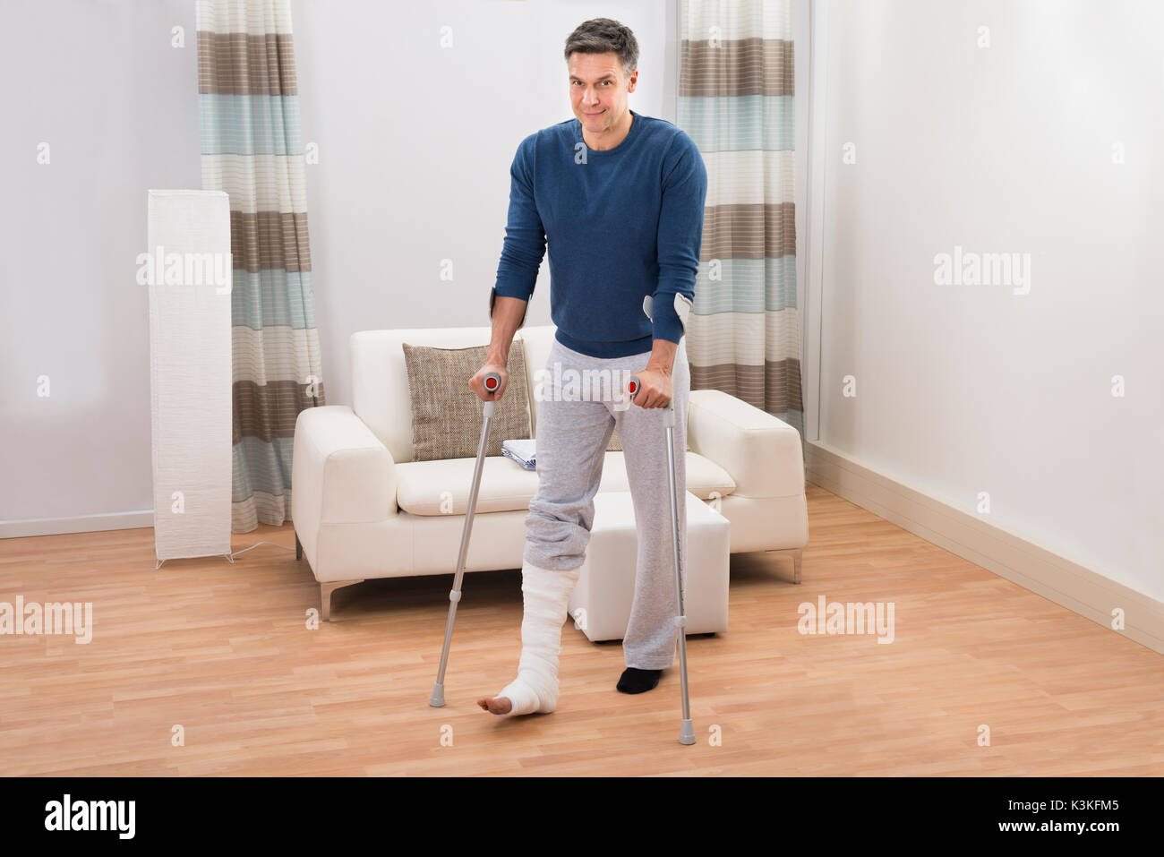 Porträt eines Behinderten Krücken zum Wandern zu Hause Mann Stockfoto