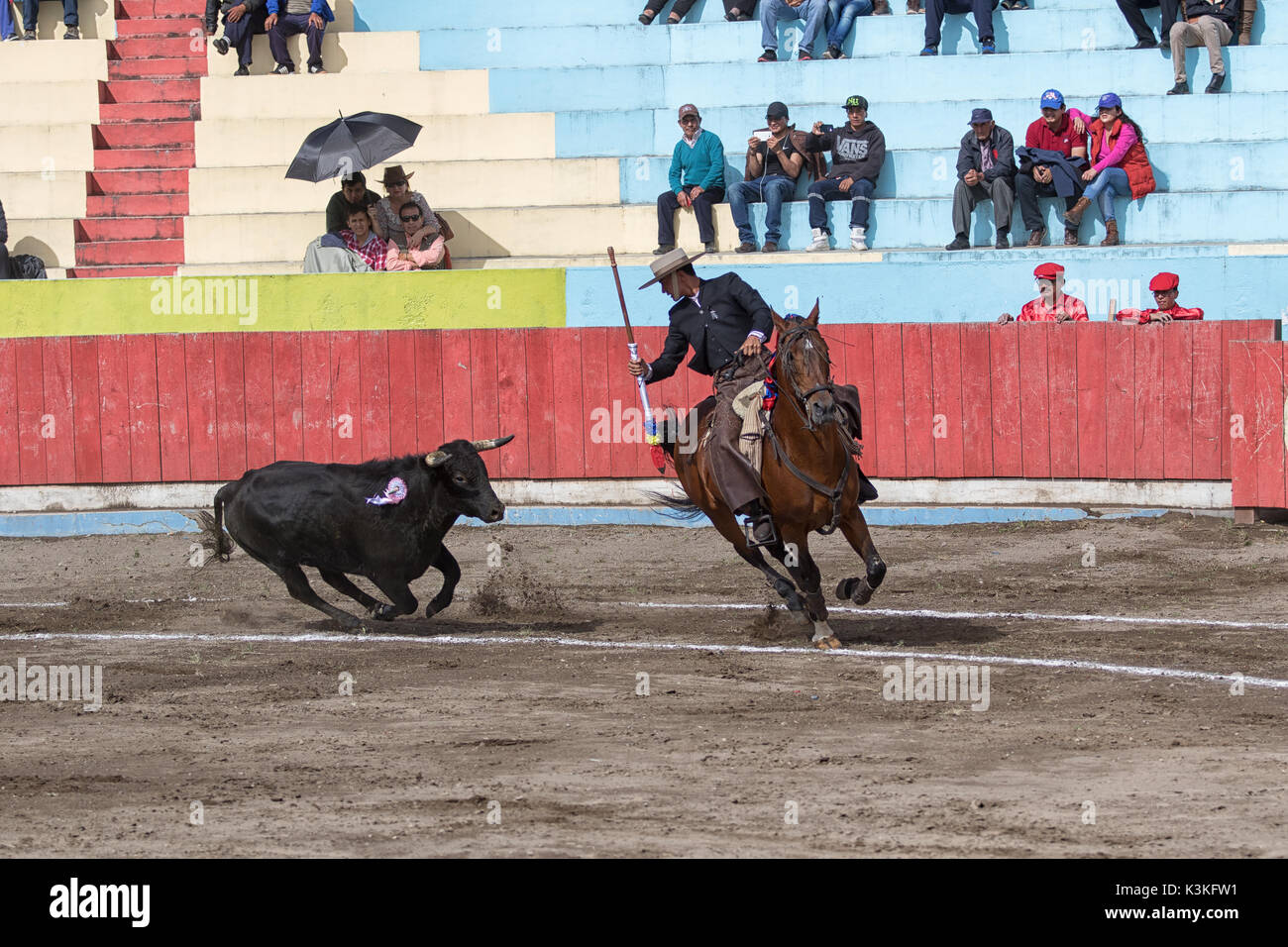 Juni 18, 2017, Pujili, Ecuador: Stierkämpfer zu Pferd wird immer ein Stier in der Arena gejagt Stockfoto