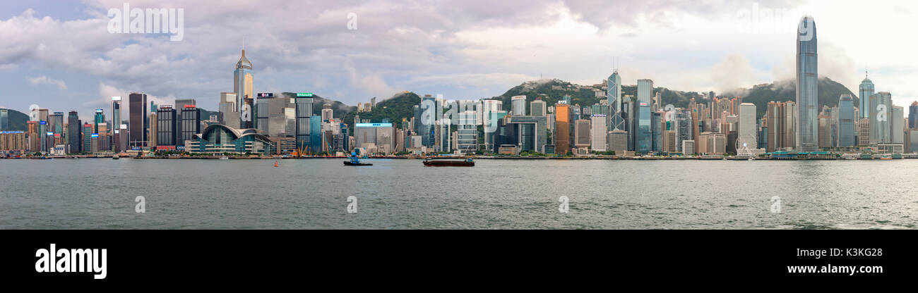 Hongkong Island von Kowloon vor Sonnenuntergang, China Stockfoto