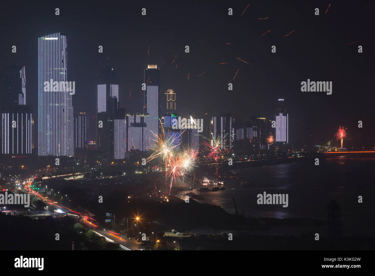 Silvester mit Feuerwerk und Papierlaternen in Nanchang, der Hauptstadt der Provinz Jianxi, China Stockfoto