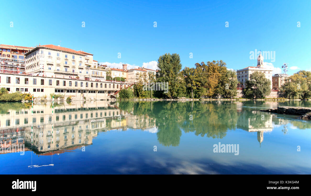 Dora Baltea Fluss und Ivrea Stadtbild in Piemont, Italien Stockfoto