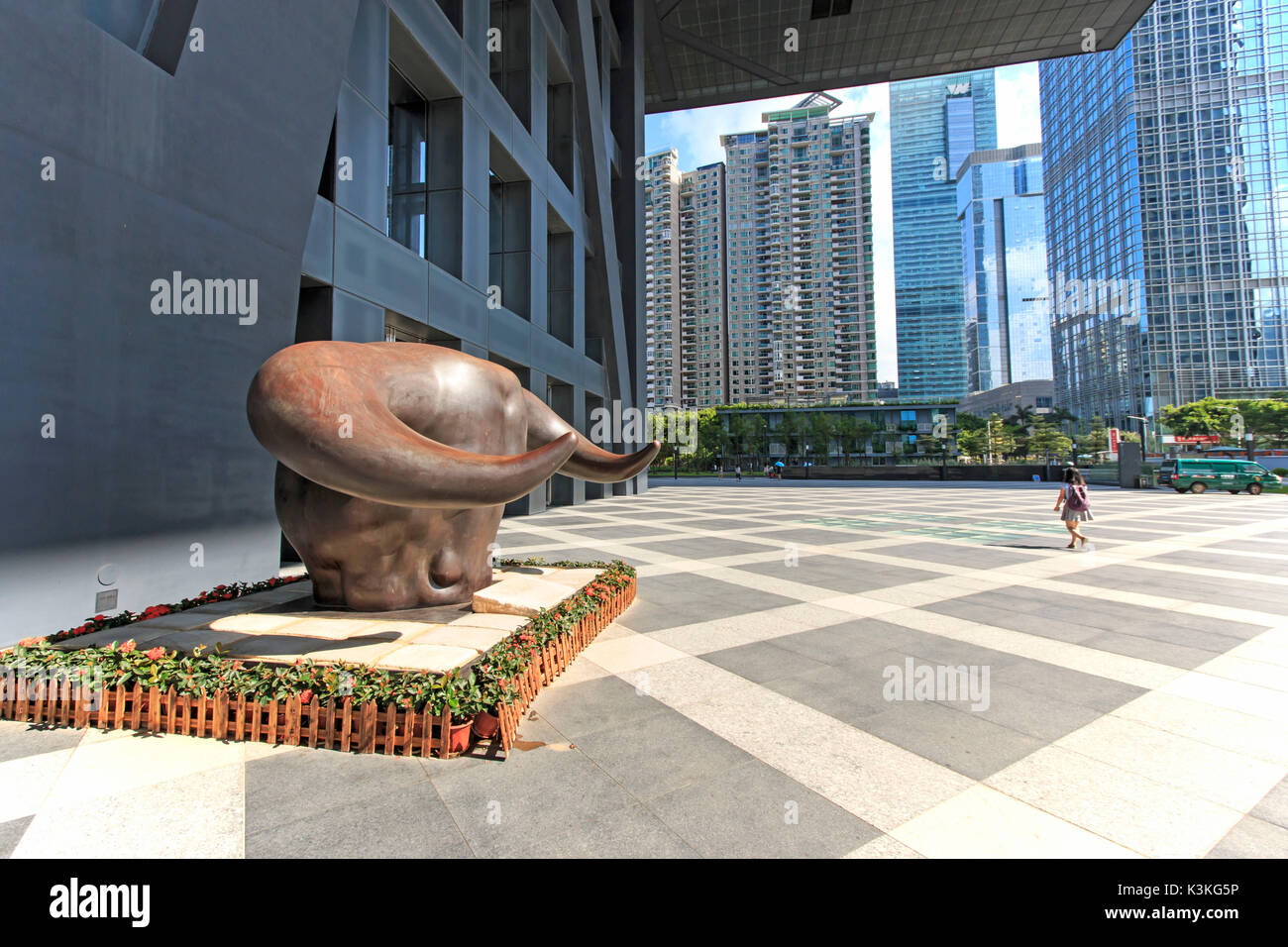 Börse Gebäude in Shenzhen, einer der drei Börsen in China, mit dem Kupfer Stier Statue im Vordergrund. Die anderen zwei Börsen in China sind in Hong Kong und Shanghai. Stockfoto