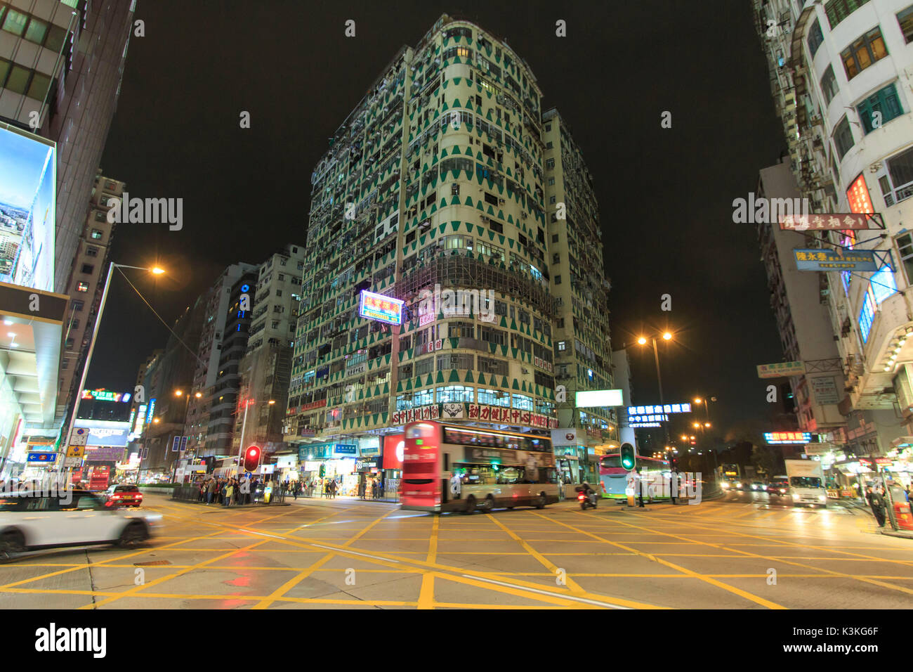 Touristen wandern in Tsim Sha Tsui, Hong Kong, China Stockfoto