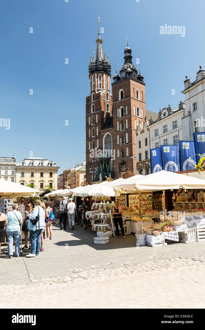 Polen, Kleinpolen, Krakau/Krakow. Die Tuchhallen, Hauptplatz und St. Mary's Basilica. Die zweitgrösste und eine der ältesten Städte in Polen Stockfoto