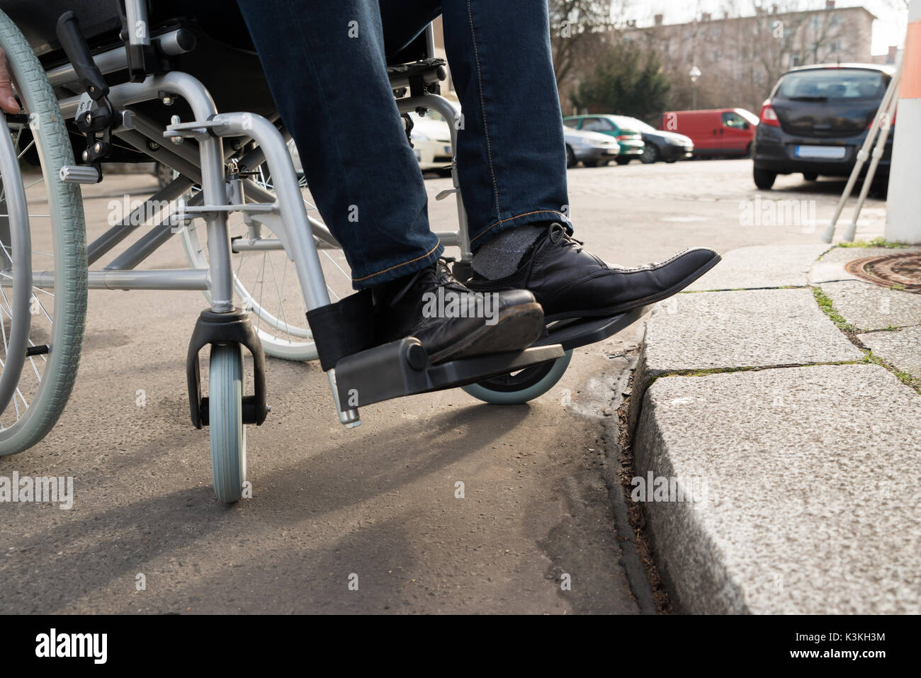 Close-up von Behinderten Mann sitzt auf Rollstuhl auf der Straße Stockfoto