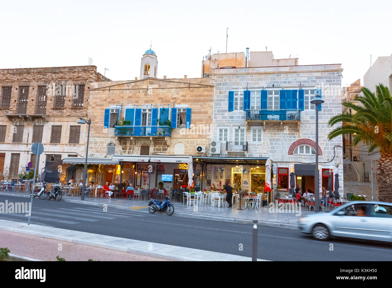 Urban Street in der Nähe von Meer in Ermoupoli, Syros, Griechenland. Cairo ist eine Stadt, die ehemalige Gemeinde auf der Insel Syros Stockfoto