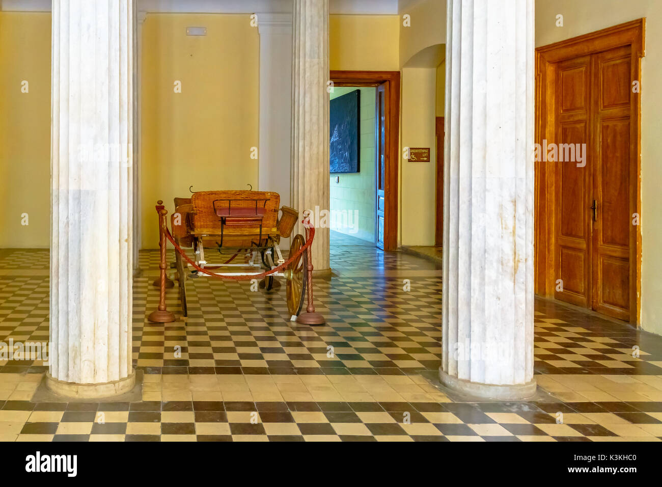 Vintage Beförderung im Rathaus in Ermoupolis Syros, Griechenland. Dieser Schlitten gehörte zu den berühmten Prinzessin Sissi (Kaiserin Elisabeth von Österreich) Stockfoto