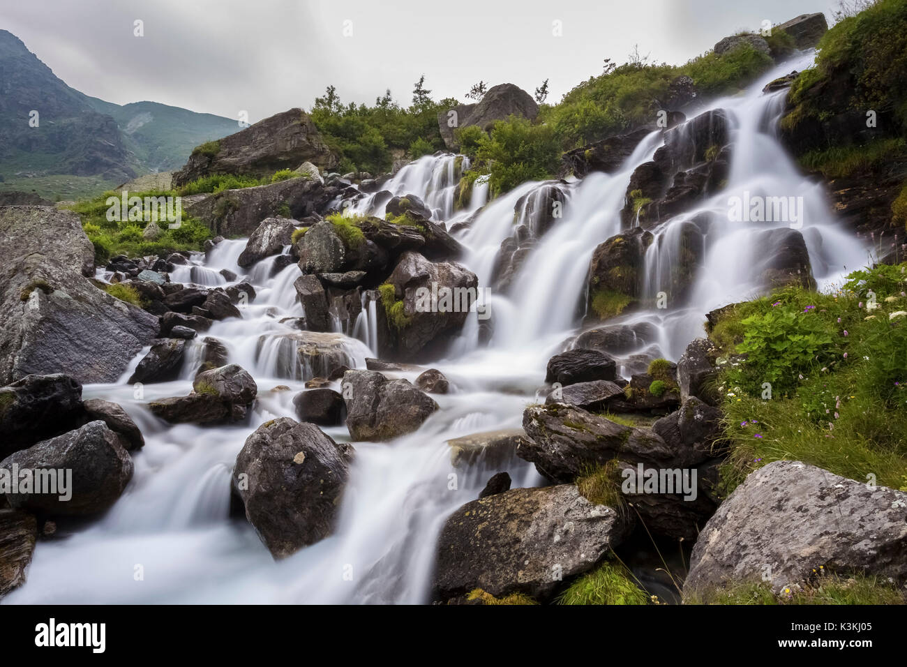 Die ersten Wasserfälle des großen Flusses Po' unter den Monviso, Crissolo, Po' Tal, Bezirk Cuneo, Piemont, Italien. Stockfoto