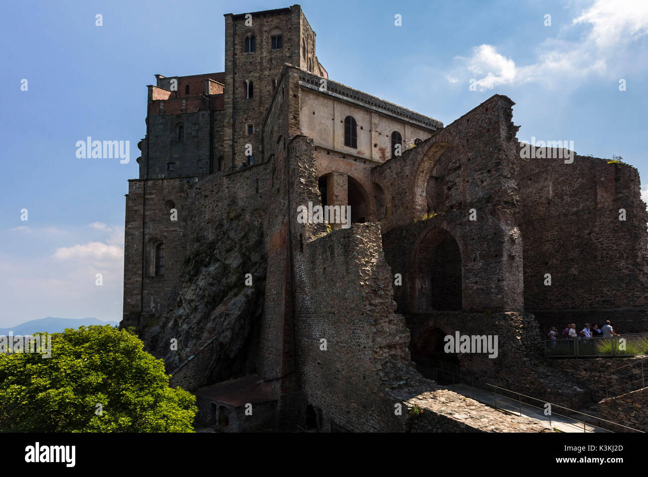 Blick auf die Sacra di San Michele aus den Ruinen des Neuen Klosters. Sacra di San Michele, Sant'Ambrogio di Torino, Val di Susa, Turin, Piemont, Italien. Stockfoto