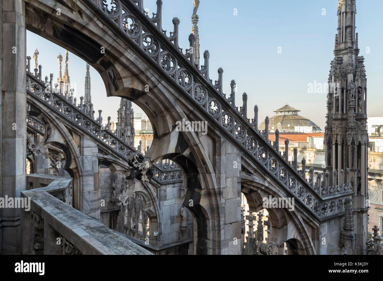 Auf dem Dach des Duomo di Milano unter den weißen Marmor Spiers, Mailand, Lombardei, Italien. Stockfoto
