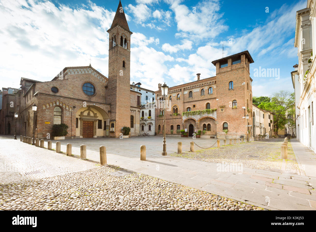 Ein Blick auf die St. Nicolò Square, einem wunderschönen kleinen Platz im Zentrum von Padua mit der St. Nikolaus Kirche im Hintergrund, Provinz Padua, Venetien, Italien, Europa Stockfoto