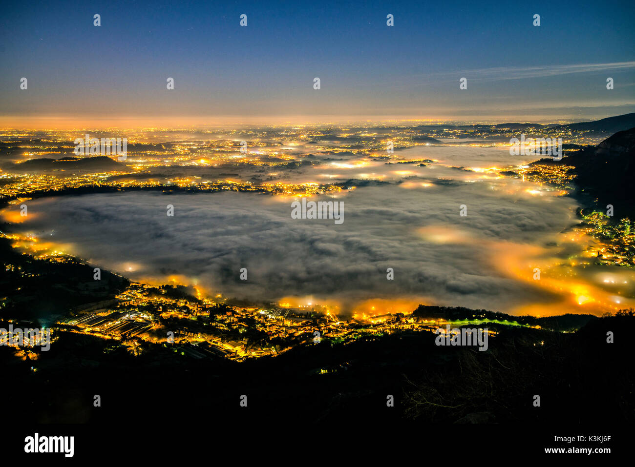 Ein Herz von Nebel über Oggiono und Pusiano See, Barro, Oggiono, Lecco Provinz, Lombardei, Italien, Europa Stockfoto