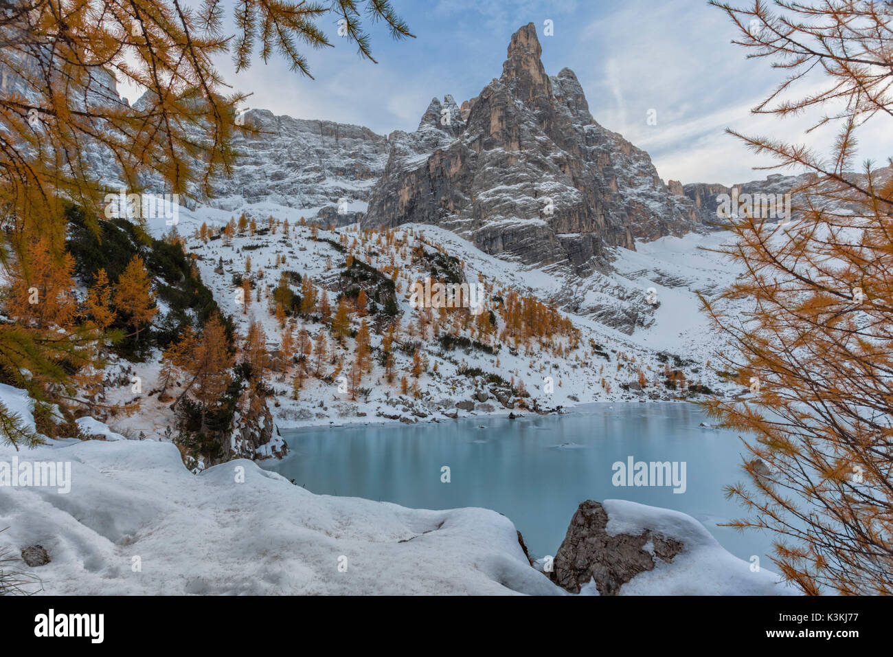 Europa, Italien, Venetien, Belluno. Sorapiss See eingefroren und Zweigstellen von Lärche gerahmt, Dolomiten Stockfoto