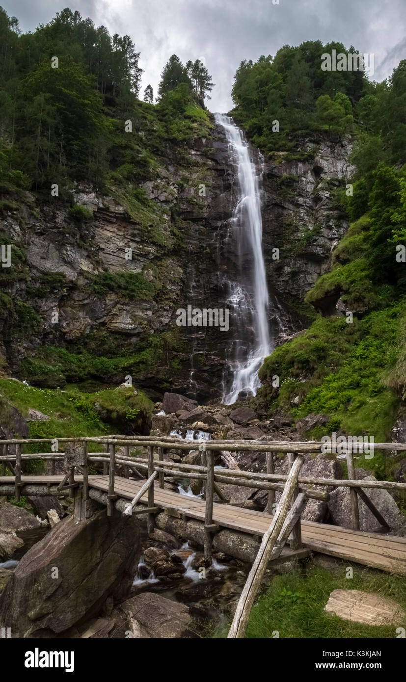 Holzbrücke unter Cascata della Froda, Sonogno, Valle Verzasca, Kanton Tessin, Schweiz. Stockfoto