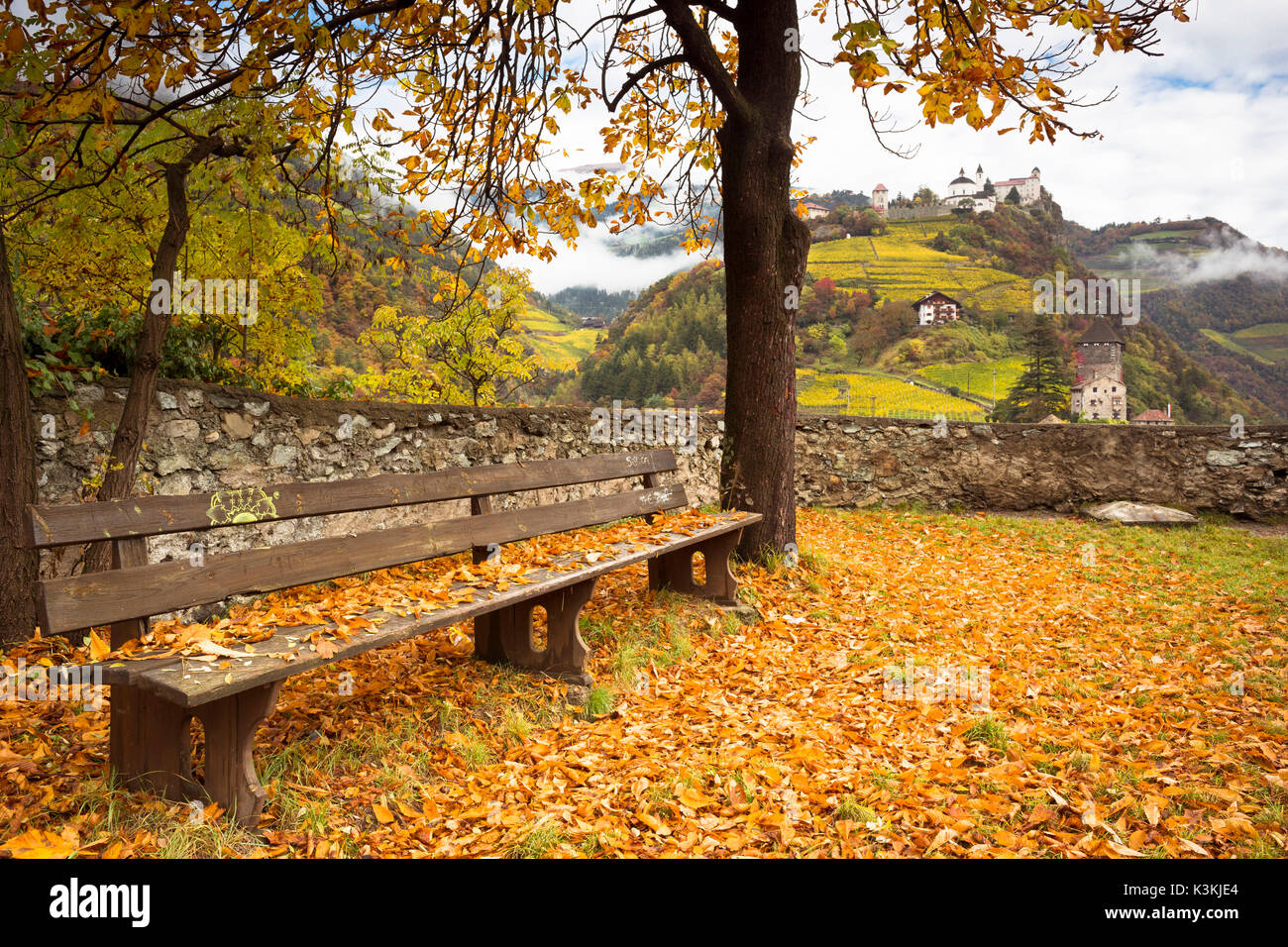 Ein Herbst Blick auf einen Innenhof im Dorf Klausen (Klausen), Provinz Bozen, Südtirol, Trentino Alto Adige, Italien, Europa Stockfoto