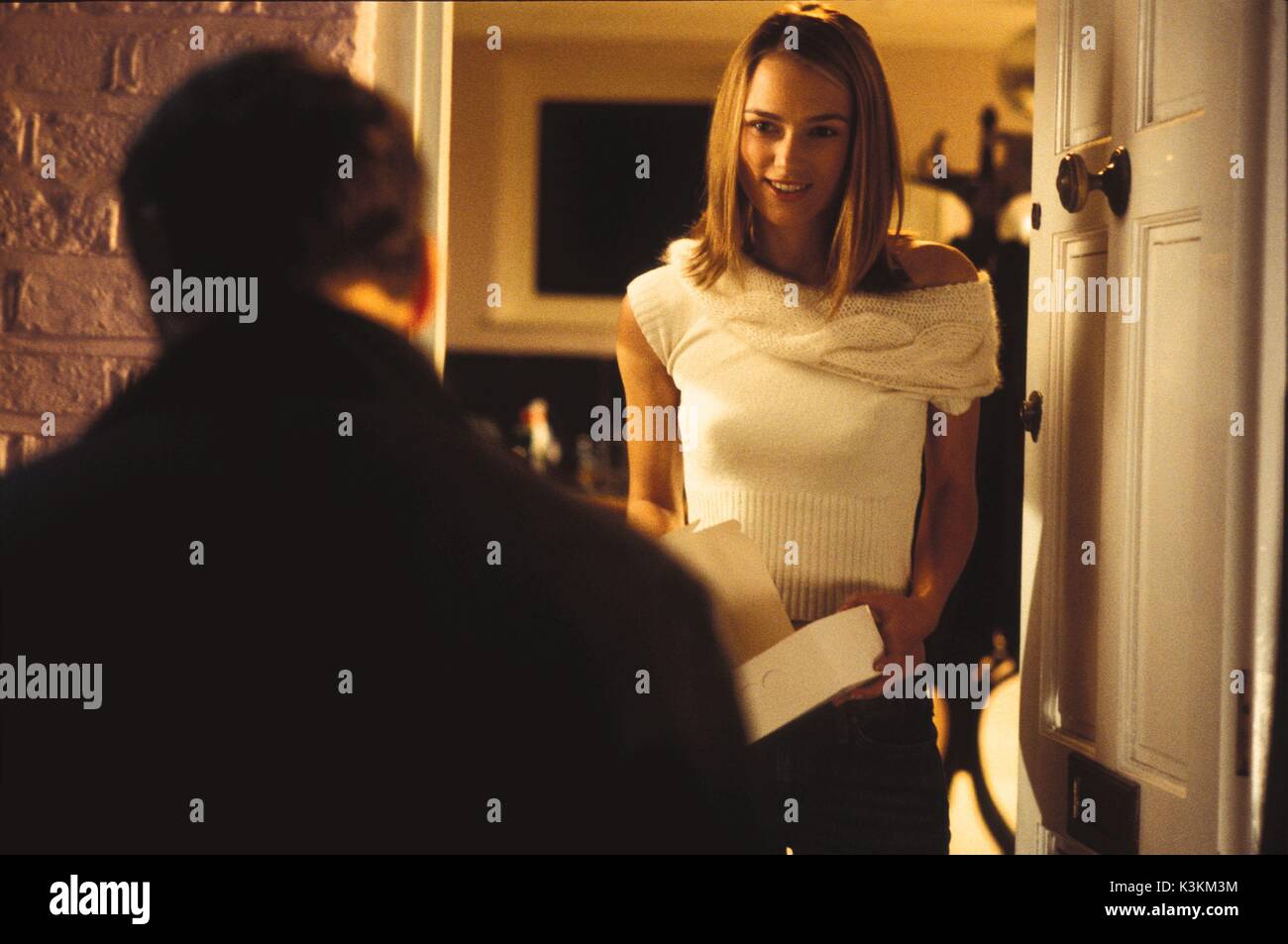 Liebe wirklich ANDREW LINCOLN mit zurück zu Kamera, Keira Knightley Datum: 2003 Stockfoto