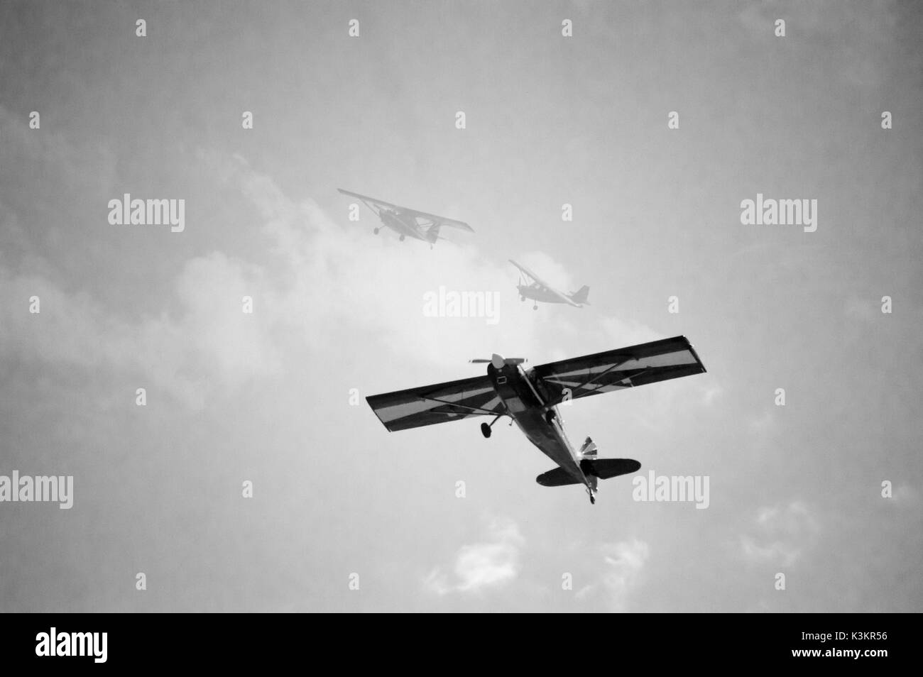 Eine blaue und gelbe Propeller bi-plane special effects Photo zeigen, wie es im Himmel in Schwarz und Weiß. Stockfoto
