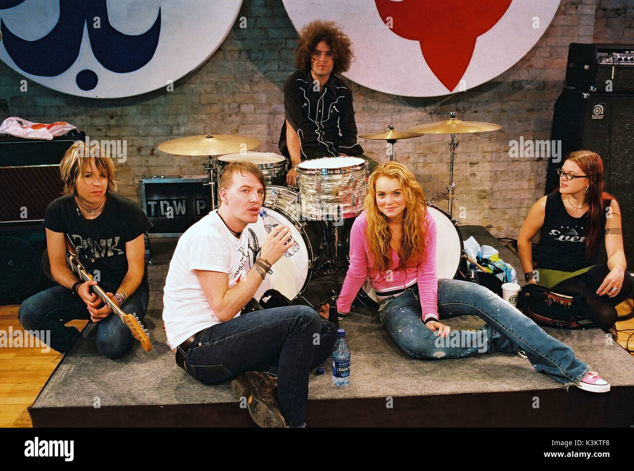 Geständnisse EINES TEENAGE DRAMA QUEEN LINDSAY LOHAN, mit Mitgliedern der Dandy Warhols (L-R: PETER HOLSTROM, COURTNEY TAYLOR - TAYLOR, BRENT DEBOER, ZIA MCCABE) Datum: 2004 Stockfoto