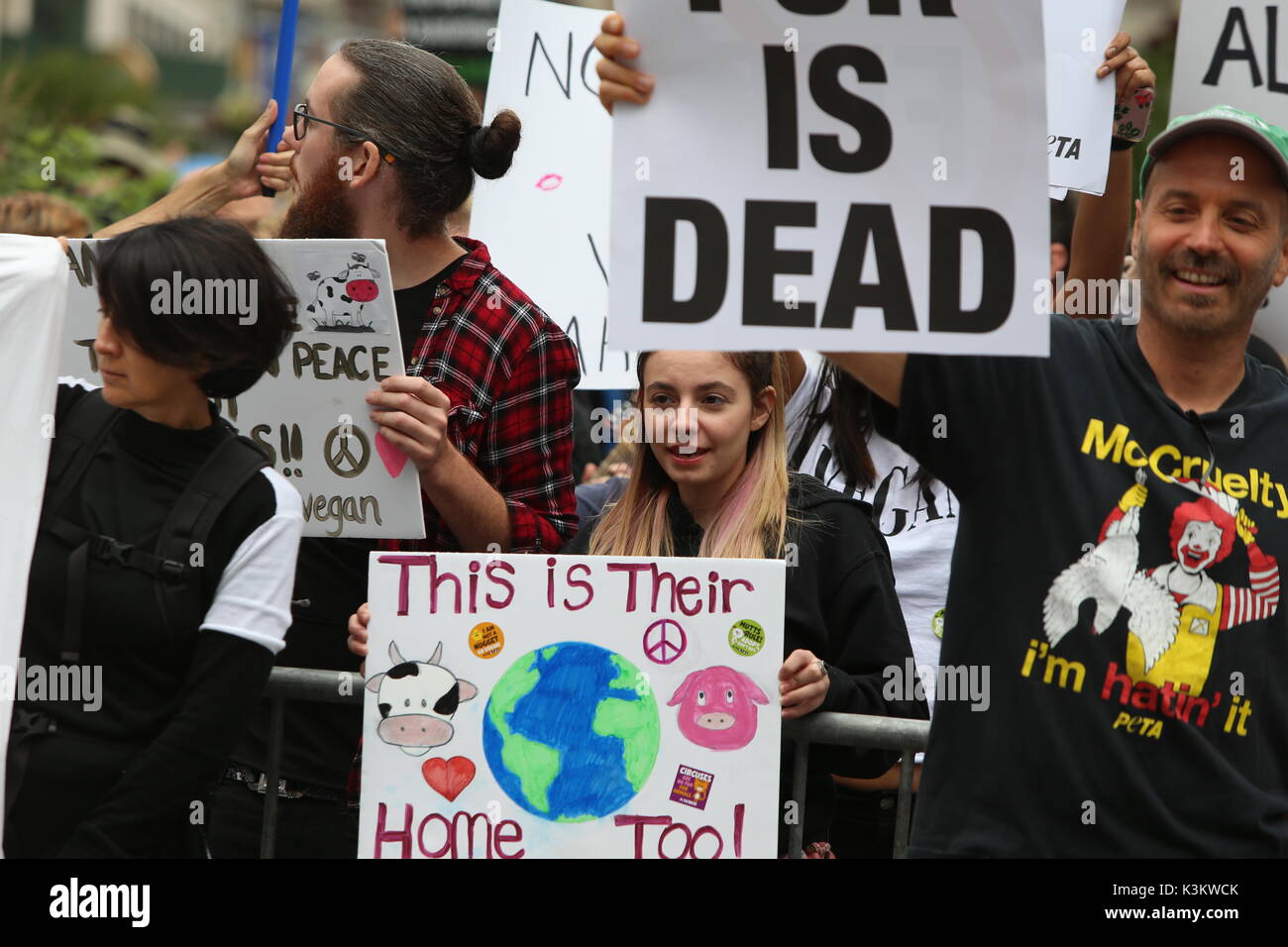 Manhattan, USA. 02 Sep, 2017. Eine Koalition der Tierrechte, vegan und Umweltaktivisten am Broadway & 23. Straße vor der marschierenden downtown Tierversuche, industrialisierten Schlachtung, Ausbeutung von Tieren in Kutschen & im Allgemeinen zu protestieren. Nach reden Aufruf für ein Ende von Fleisch- und Milchprodukten, Demonstranten gingen am Broadway entlang in Richtung Innenstadt. Credit: Andy Katz/Pacific Press/Alamy leben Nachrichten Stockfoto