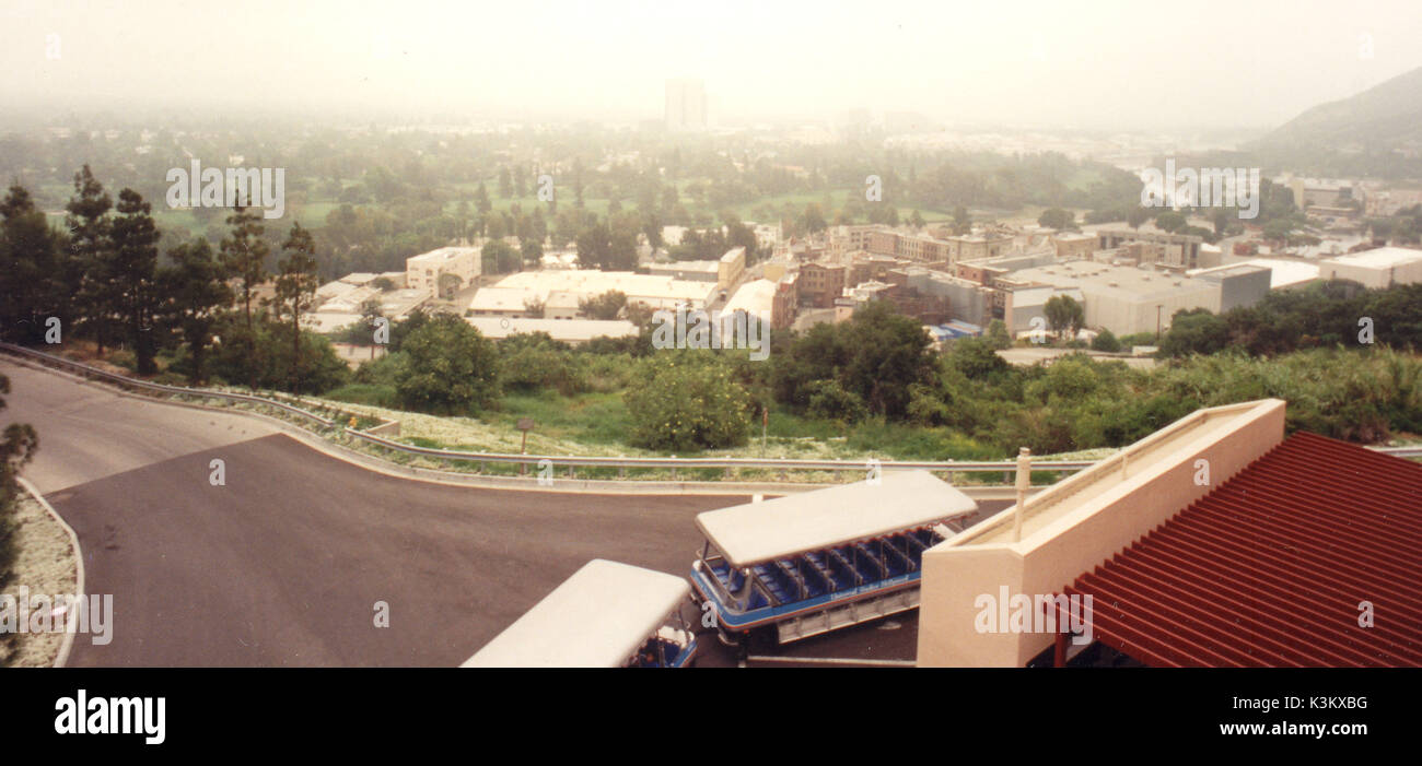 Eine Ansicht aus einem höheren Punkt der Universal City, Los Angeles, ein Studio Tour buggy und in der Ferne Sets und Studio Gebäude Stockfoto