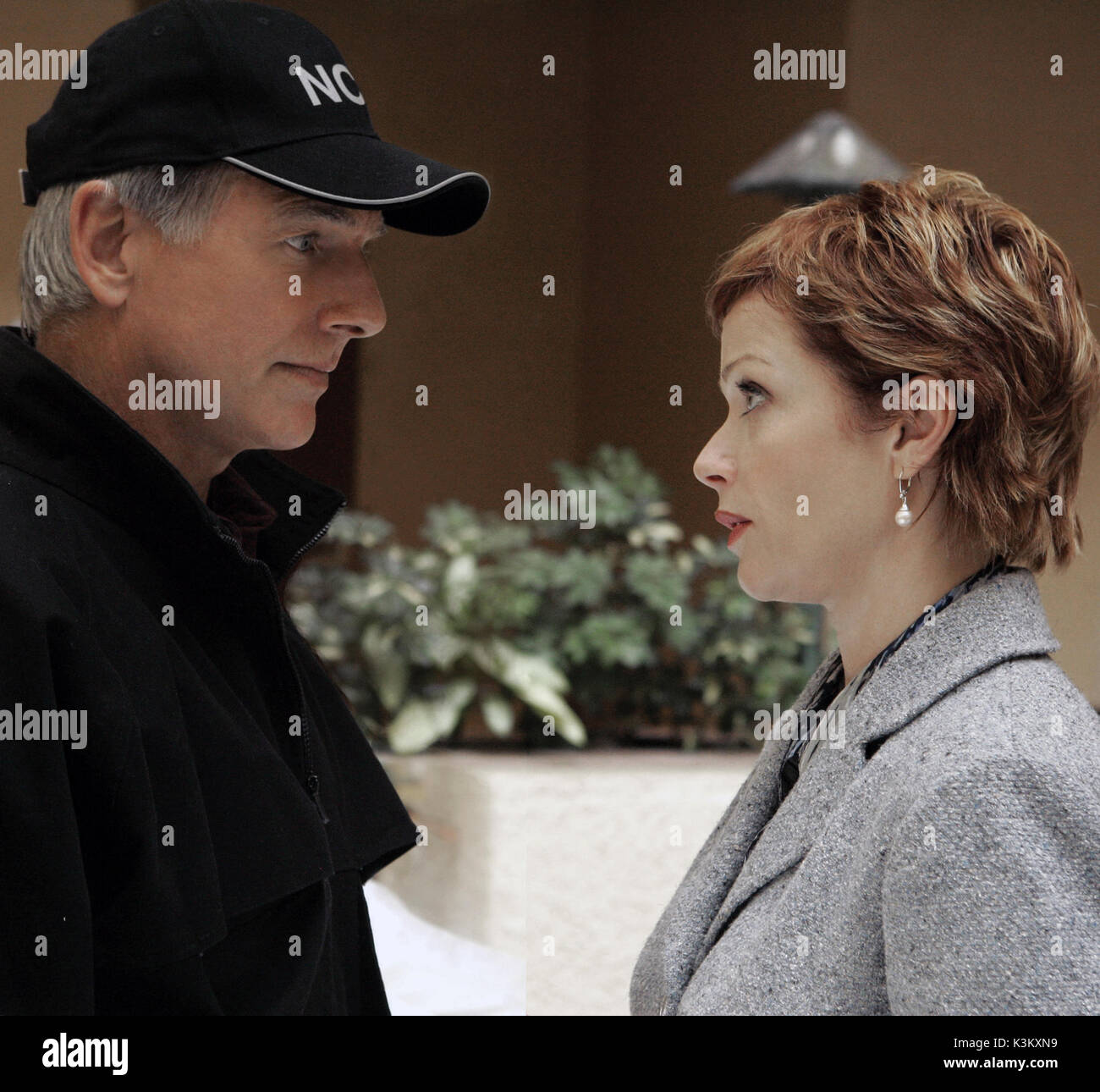 NAVY NCIS: NAVAL KRIMINELLEN UNTERSUCHUNGSDIENST aka NCIS MARK HARMON als Special Agent Jethro Gibbs, Lauren Holly als NCIS-Direktor Jenny Shepard Datum: 2003 Stockfoto