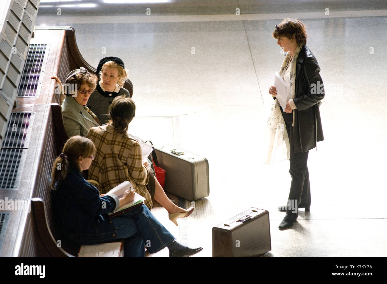 JULIE & JULIA Script Supervisor/Co-Producer DIANNE DREYER, [nicht identifiziert], MERYL STREEP als Julia Child, LINDA EMOND, Director/Autorin NORA EPHRON Datum: 2009 Stockfoto