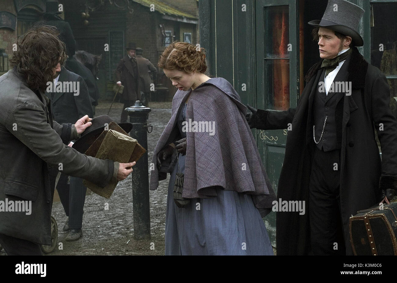 BLEAK HOUSE JOHN LYNCH als Nemo, ANNA MAXWELL MARTIN als Esther Summerson, BURN GORMAN als Guppy Datum: 2005 Stockfoto