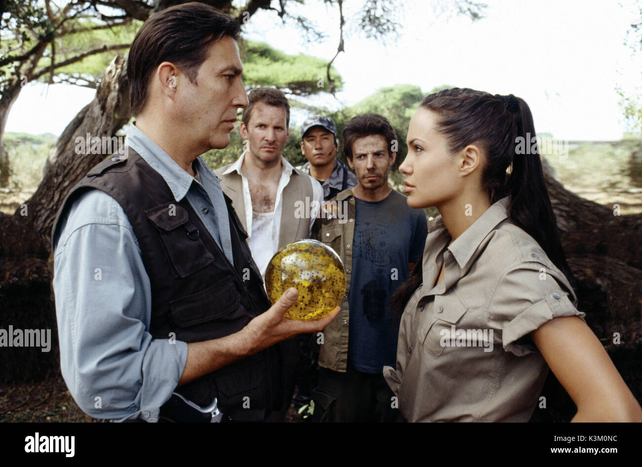 LARA CROFT Tomb Raider: die Wiege des Lebens CIARIAN HINDS, Chris Barrie, NOAH TAYLOR, Angelina Jolie als Lara Croft Datum: 2003 Stockfoto