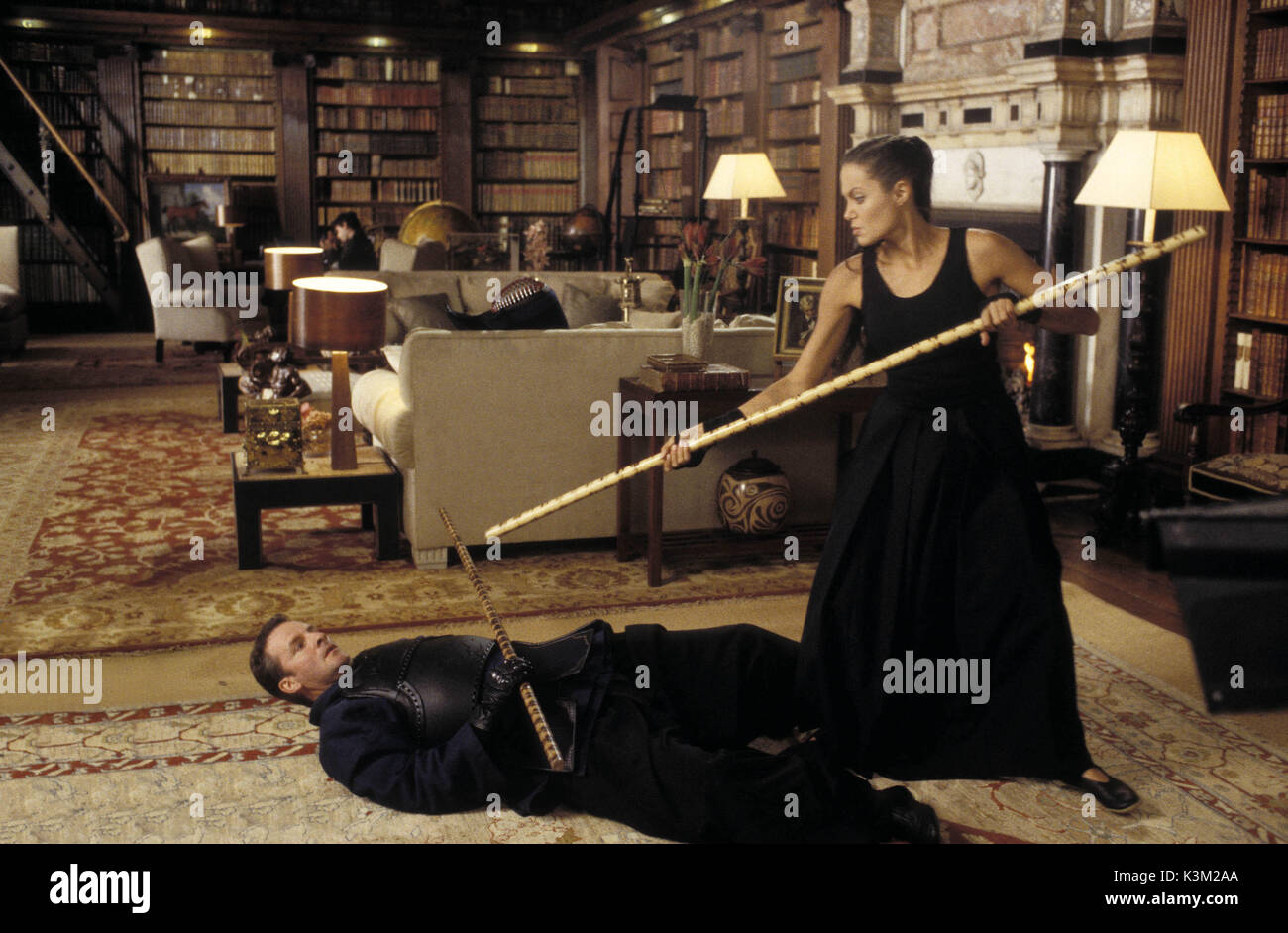 LARA CROFT Tomb Raider: die Wiege des Lebens Chris Barrie, Angelina Jolie als Lara Croft Datum: 2003 Stockfoto