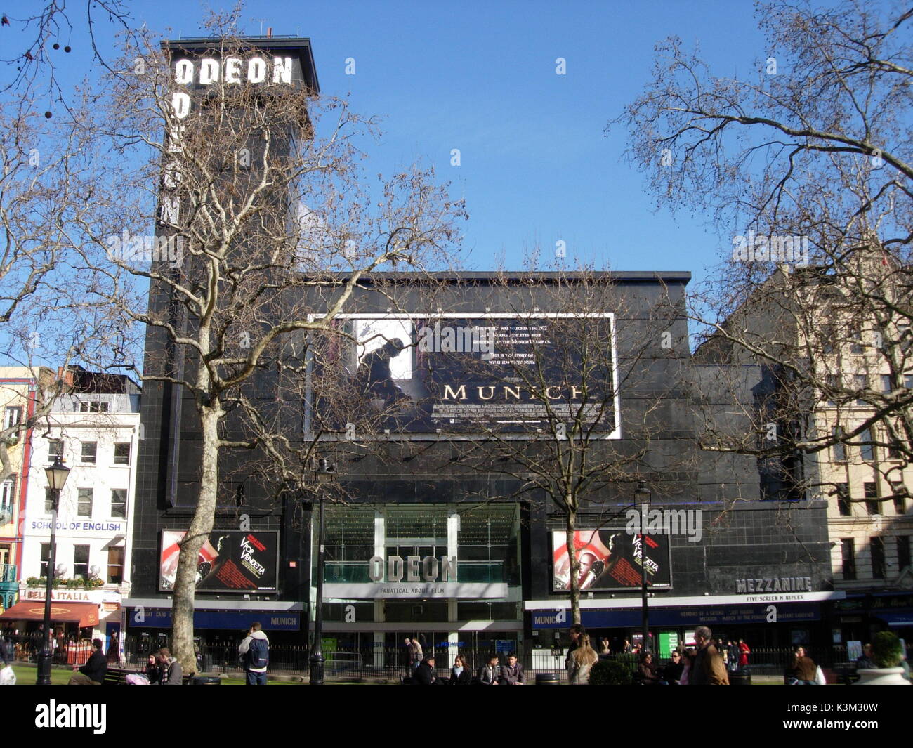 Das ODEON KINO, Leicester Square, London W1 Flaggschiff Kino der Odeon, einem einzigen Bildschirm, immer noch mit der ursprünglichen Kino Orgel, häufig für Premieren und Royal film Performance Bild verwendet: März 2006 das Kino ODEON, Leicester Square, London W1 Flaggschiff Kino der Odeon, einem einzigen Bildschirm, immer noch mit der ursprünglichen Kino Orgel, häufig für Premieren und Royal film Performance Bild verwendet: März 2006 Stockfoto