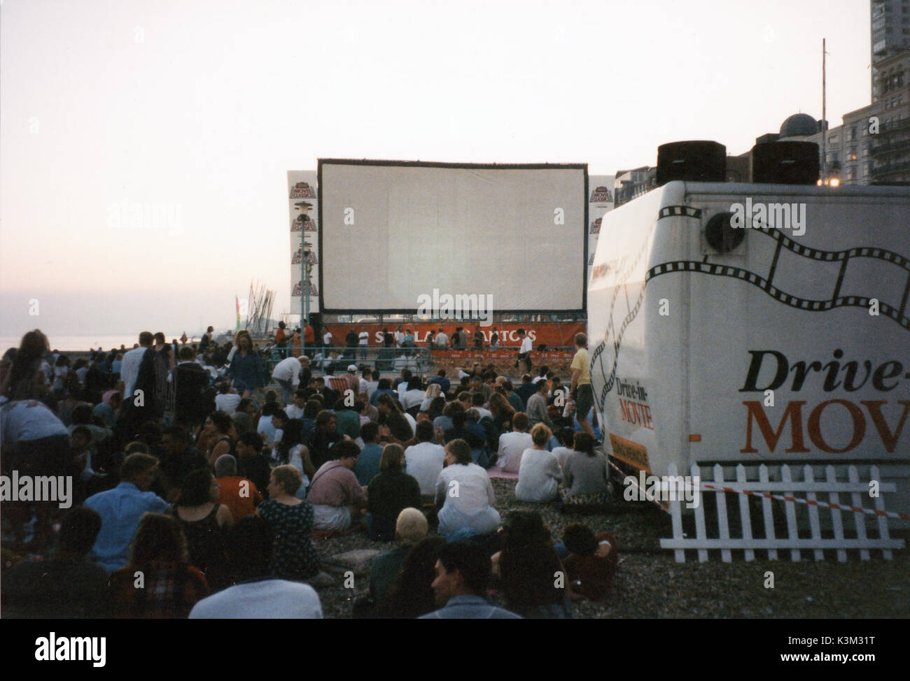 OUTDOOR MOVIES: Outdoor Screening von "Manche mögen's heiß", die von einem Bier Unternehmen gesponsert, am Strand von Brighton, Sussex. Bild Anfang der 90er Jahre IM FREIEN FILME: Outdoor Screening von "Manche mögen's heiß", die von einem Bier Unternehmen gesponsert, am Strand von Brighton, Sussex. Bild 90s Stockfoto