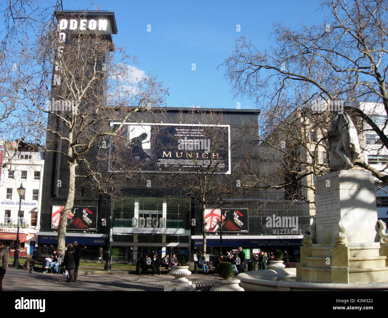 Das ODEON KINO, Leicester Square, London W1 Flaggschiff Kino der Odeon, einem einzigen Bildschirm, immer noch mit der ursprünglichen Kino Orgel, häufig für Premieren und Royal film Performance Bild verwendet: März 2006 das Kino ODEON, Leicester Square, London W1 Flaggschiff Kino der Odeon, einem einzigen Bildschirm, immer noch mit der ursprünglichen Kino Orgel, häufig für Premieren und Royal film Performance Bild verwendet: März 2006 Stockfoto