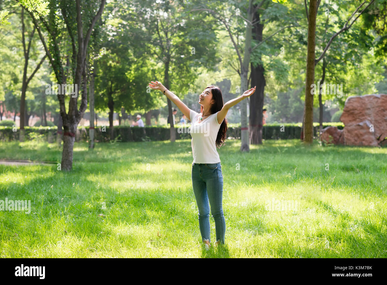 Ein Mädchen ist in einem Park und ist die Atmung Stockfoto