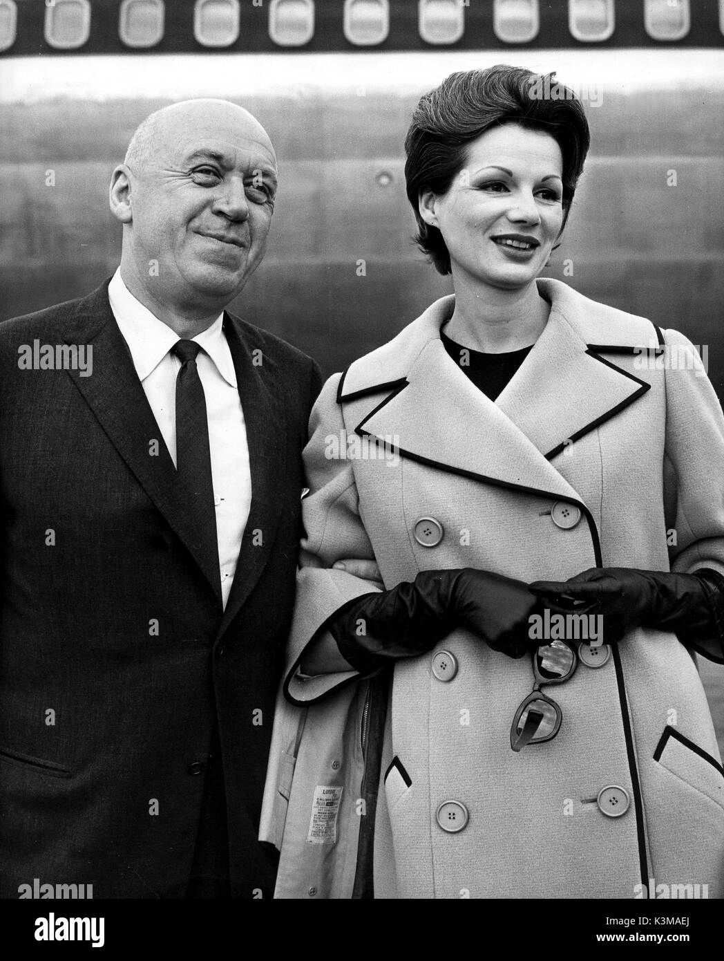 BERATUNG und ZUSTIMMUNG [US 1962] Direktor OTTO PREMINGER, seine Frau [Herr Otto Preminger, der Hollywood-Filmdirektor, wird mit seiner Frau bei der Ankunft am Flughafen London (Heathrow) von BOAC aus New York heute Morgen (Montag) fotografiert. Herr Preminger ist hier für die europäische Premiere des Films "Beraten und Einwilligen". September 10., 1962]. Preminger war nicht wirklich auf der ti verheiratet Datum: 1962 Stockfoto