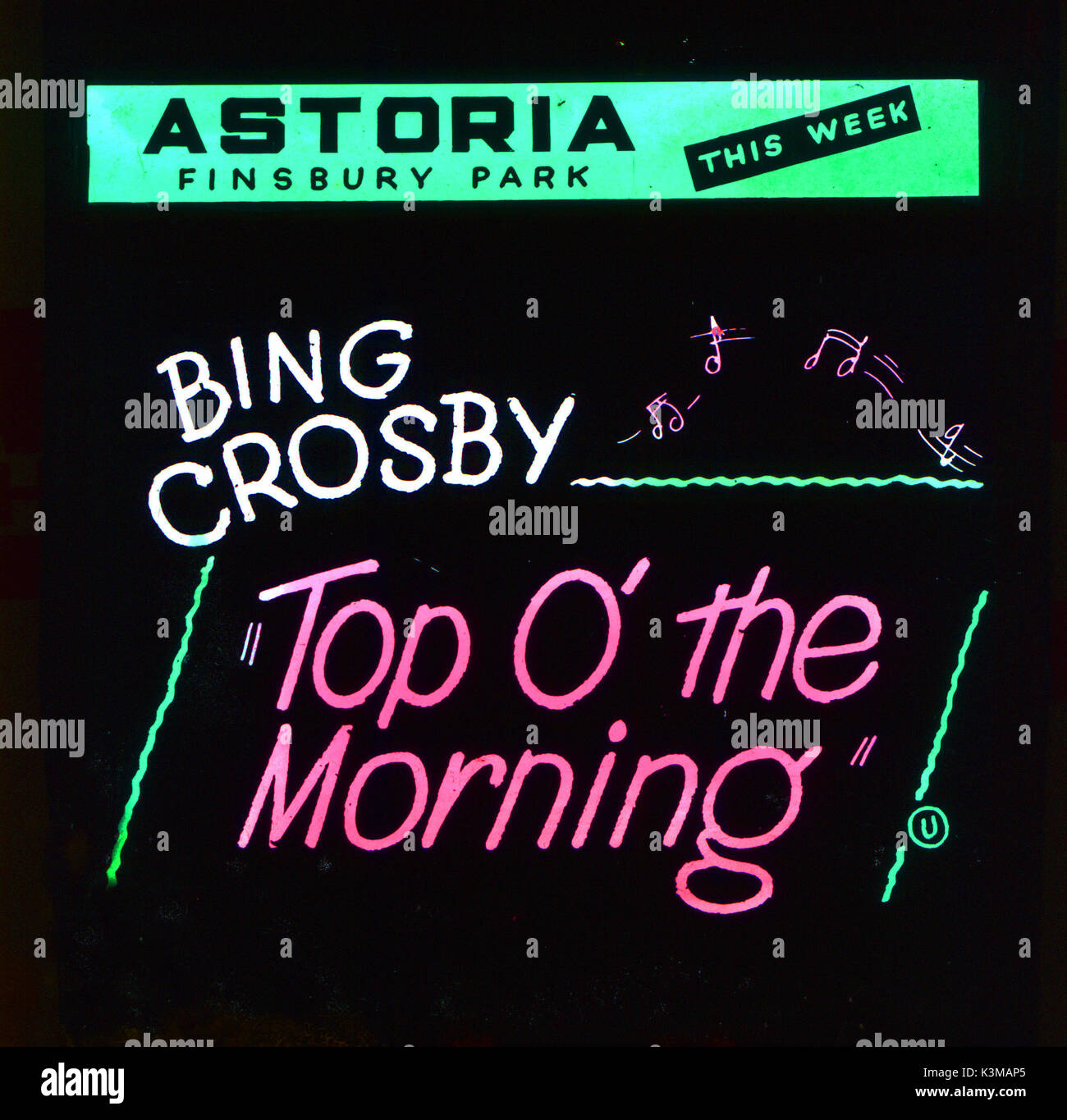 Ankündigung Folie im Odeon Kinos eine Übersicht von Bing Crosby in der Film Top O' Werbung Stockfoto Ankündigung Folie im Odeon Kinos eine Übersicht von Bing Crosby in der Film Top O' Werbung Stockfoto