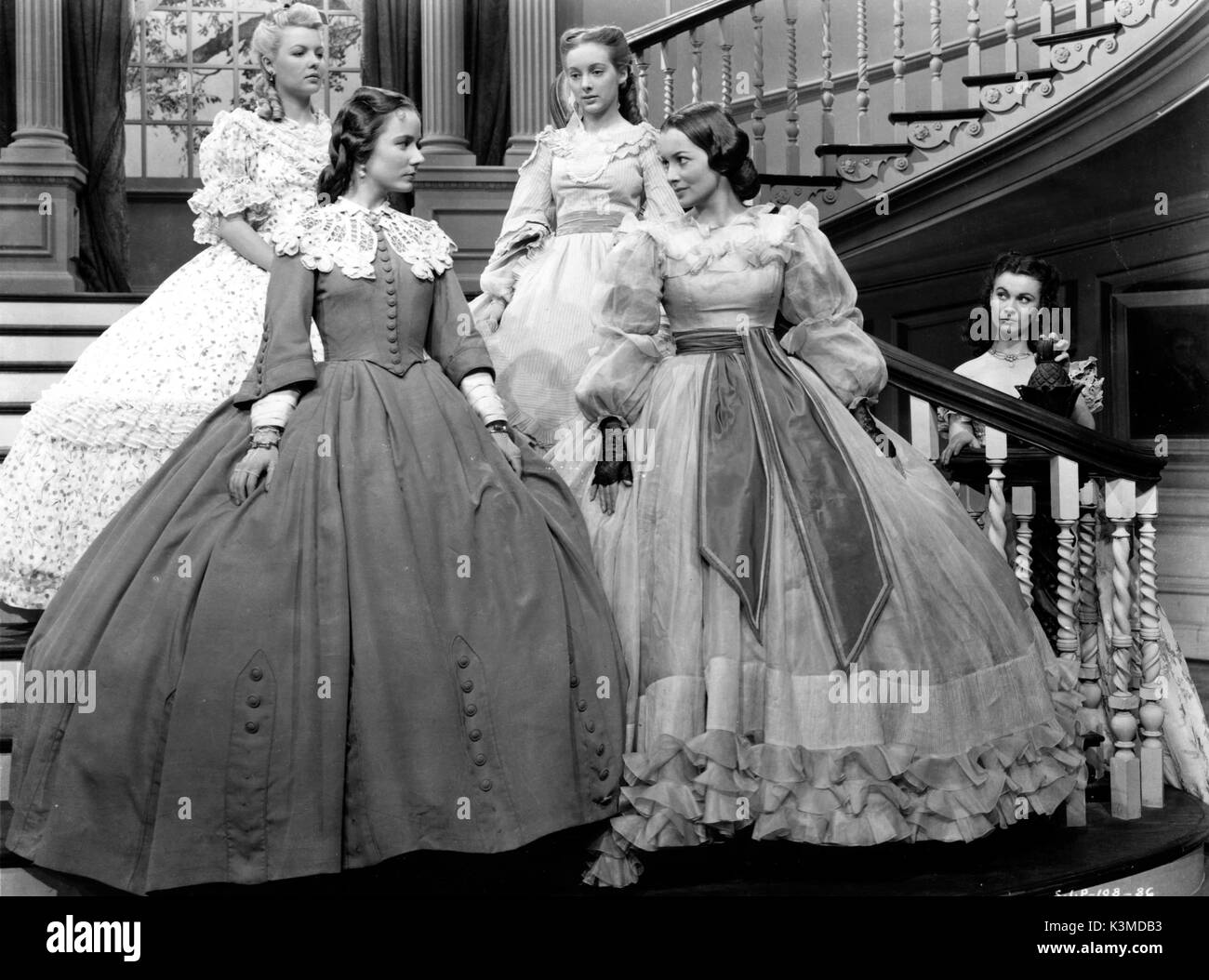 Gegangen mit dem Wind [US1939] OLIVIA DE HAVILAND [Kleid mit Schärpe], Vivien Leigh als Scarlett O'Hara [Rechts] Datum: 1939 Stockfoto