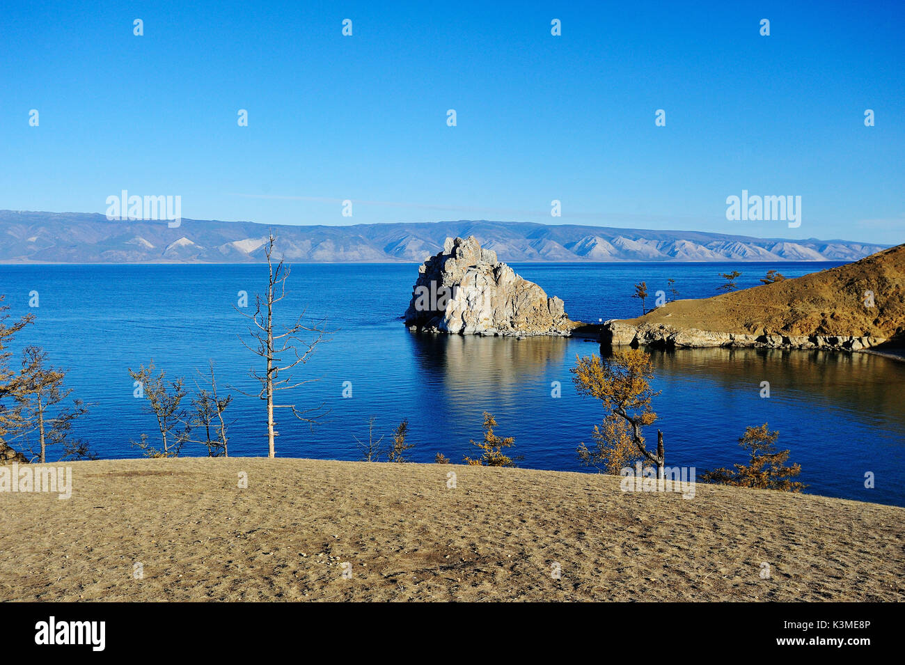 Shamanka Felsen auf der Insel Olchon im Baikalsee, Russland. Stockfoto