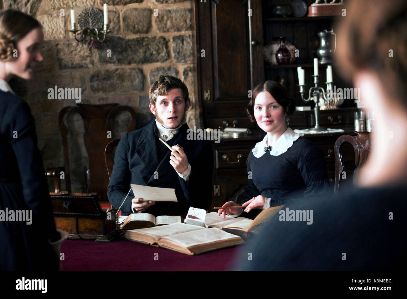 JANE EYRE [BR/USA 2011] [L - R] TAMZIN MERCHANT wie Maria Flüsse, Jamie Bell als St John Flüsse, HOLLIDAY GRAINGER als Diana Flüsse, MIA WASIKOWSKA als Jane Eyre J Datum: 2011 Stockfoto