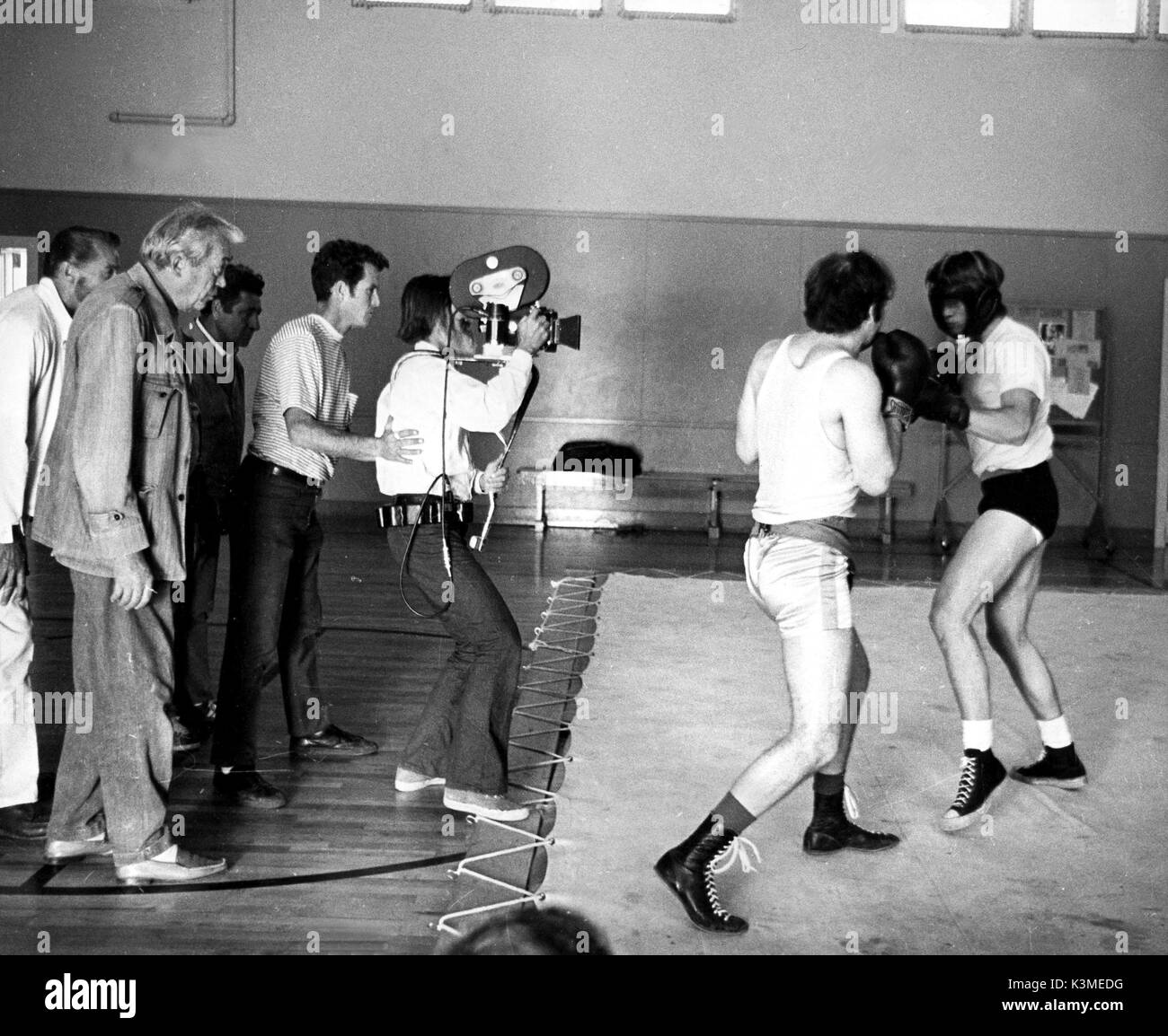FAT CITY [USA 1972] Regisseur John Huston [2 Links], Kameramann CONRAD HALL mit Handkamera, STACY KEACH [Weiße Shorts] Datum: 1972 Stockfoto