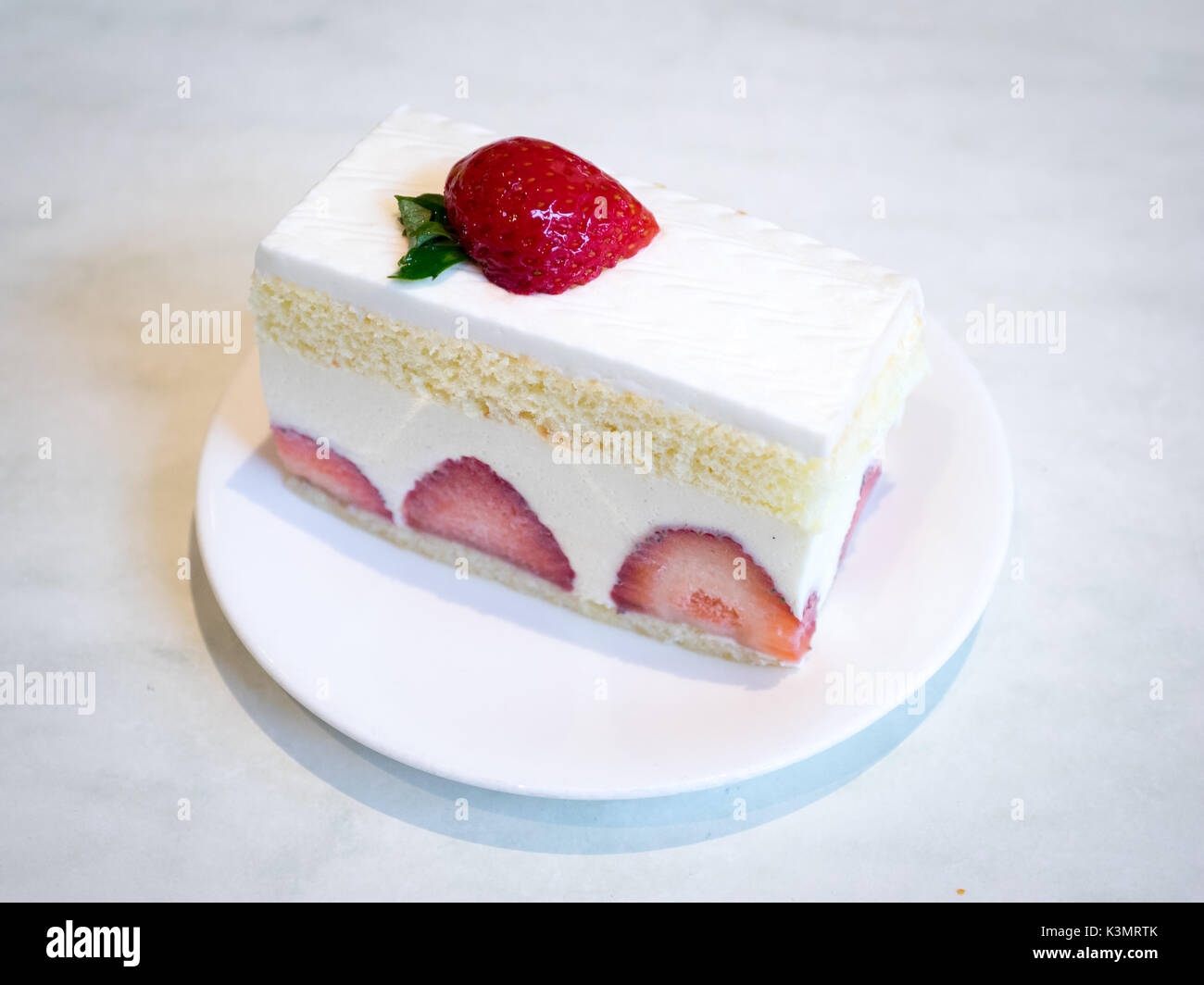 Eine Scheibe von delicious Strawberry Shortcake, ein beliebter Nachtisch. Stockfoto