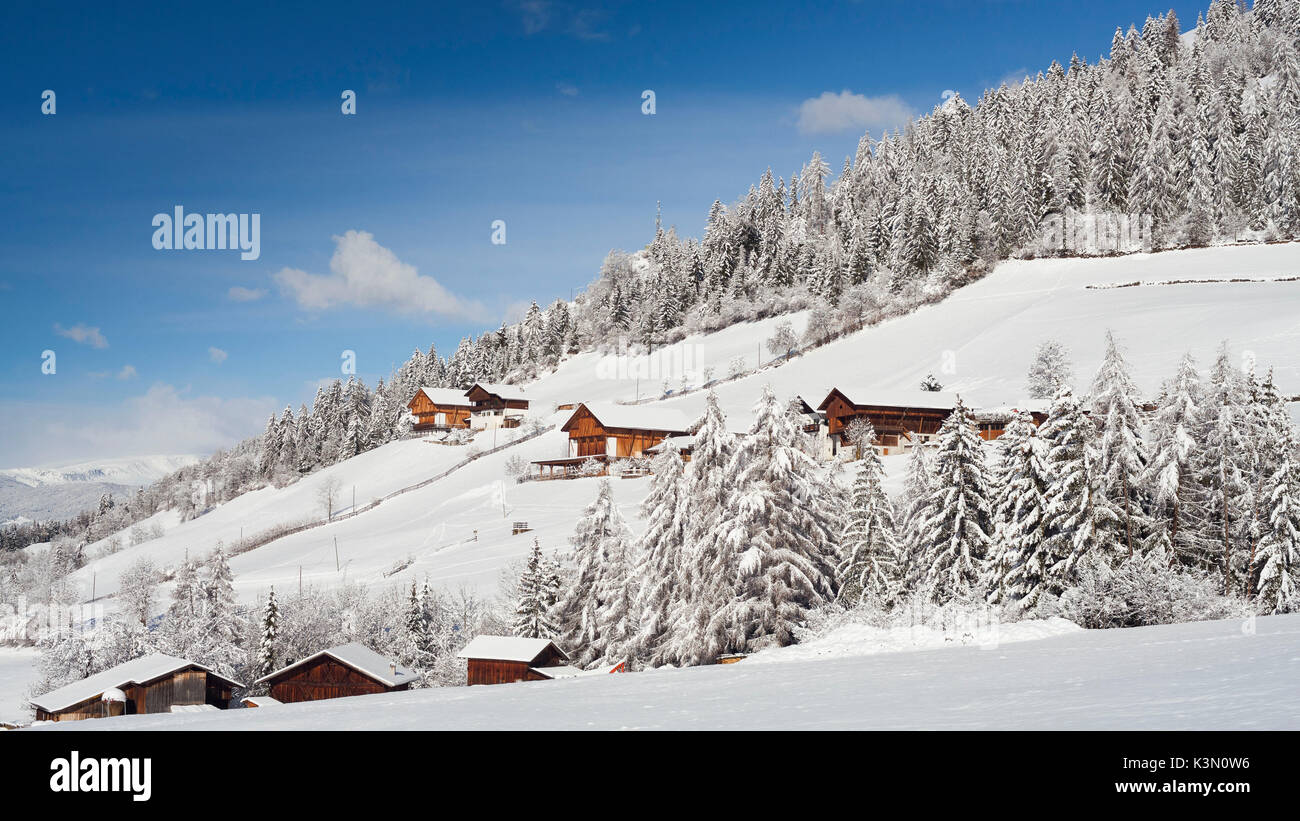 Ein Blick auf einen typischen Villnösser Umgebung nach einem Schneefall mit alten Bauernhöfen, Villnöss, Provinz Bozen, Südtirol, Trentino Alto Adige, Italien, Europa Stockfoto