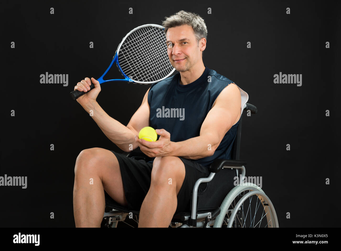 Behinderte Menschen im Rollstuhl mit Schläger und Ball Stockfoto
